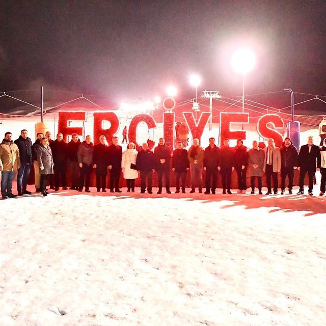 Bakan Tekin, Erciyes'te kayakseverlerle bir araya geldi