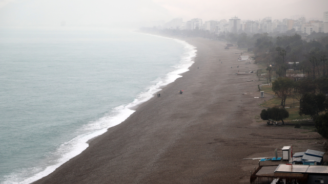 Antalya'da şiddetli yağışta yol çöktü