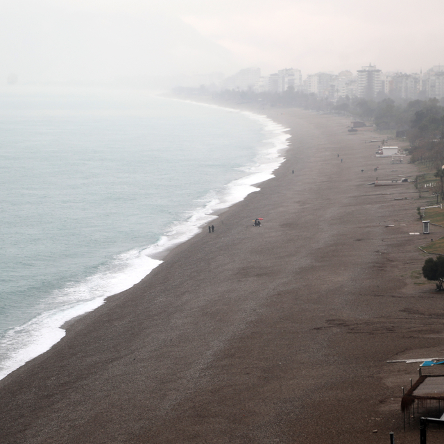 Antalya'da şiddetli yağışta yol çöktü