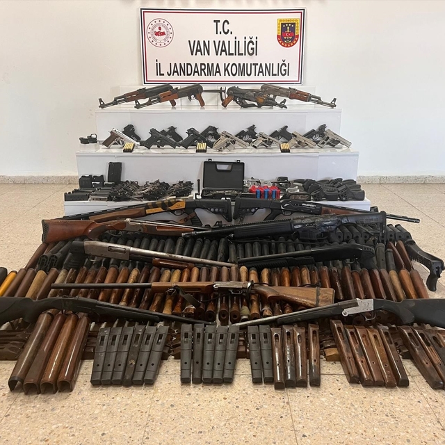 Van'da jandarmanın operasyonunda çok sayıda silah ve mühimmat ele geçirildi...