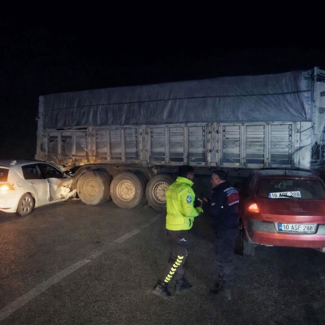 Bandırma'da otomobiller sisli yolda tır dorsesine çarptı: 8 yaralı