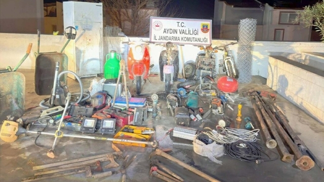 Sağanak sonrası boşaltılan 4 evden hırsızlık yapan şüpheliye gözaltı