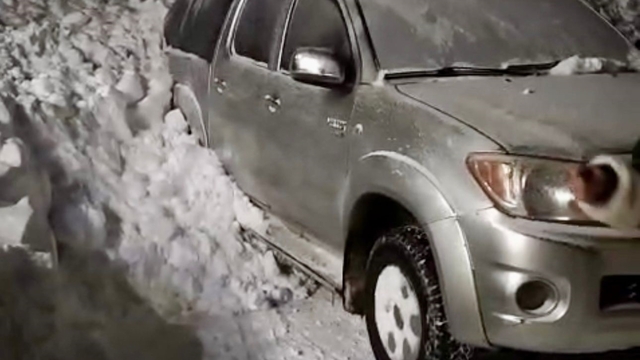 Çatak'ta düşen çığda park halindeki araç kar altında kaldı