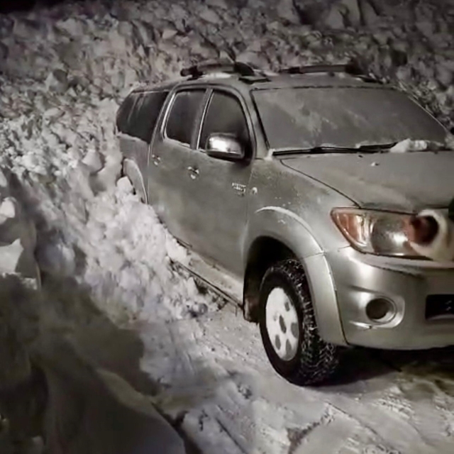 Çatak'ta düşen çığda park halindeki araç kar altında kaldı