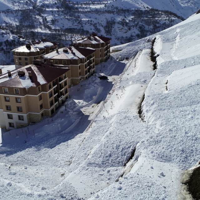 Çatak'ta iki ayrı çığ düştü