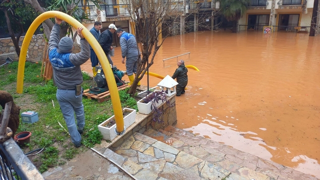 Kemer'de sağanak sonrası temizlik çalışmaları devam ediyor