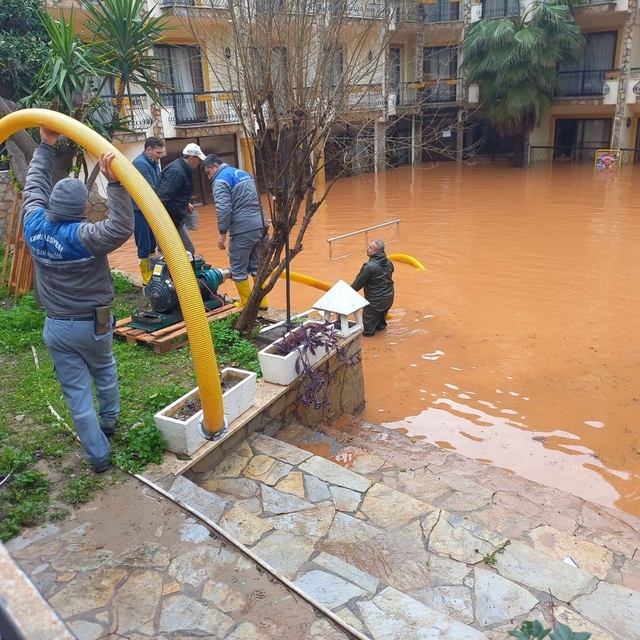 Kemer'de sağanak sonrası temizlik çalışmaları devam ediyor