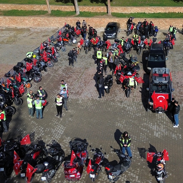 Bilecik'te motosiklet tutkunları Türk bayraklarıyla konvoy oluşturdu
