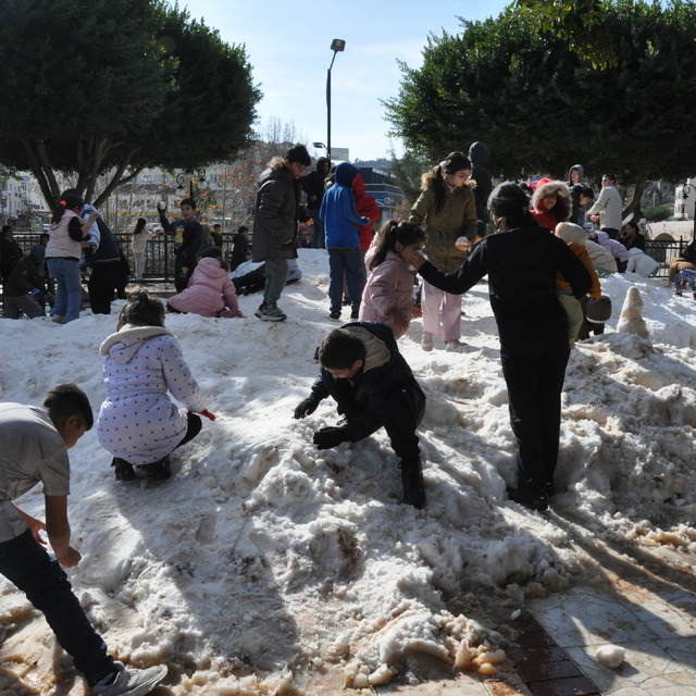 Mersin'de çocuklar Toros Dağları'ndan getirilen karla eğlendi