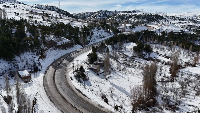 Karaman'da kar yağışıyla beyaza bürünen köyler dronla görüntülendi