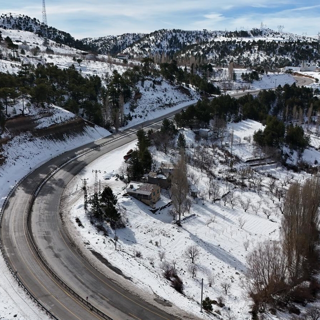 Karaman'da kar yağışıyla beyaza bürünen köyler dronla görüntülendi