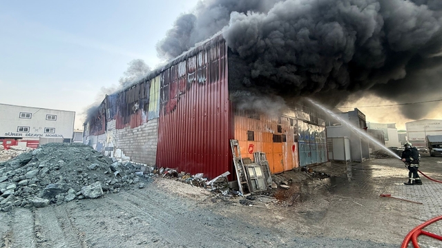 Mobilya atölyesi alevlere teslim oldu