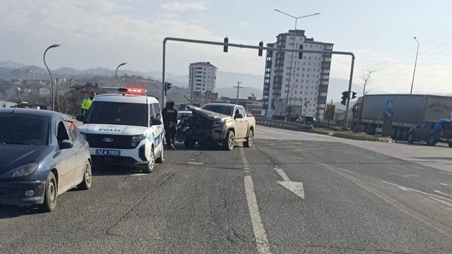 Ordu'da kamyonet ile ışık ihlali yapan hafif ticari araç çarpıştı; 2 yaralı