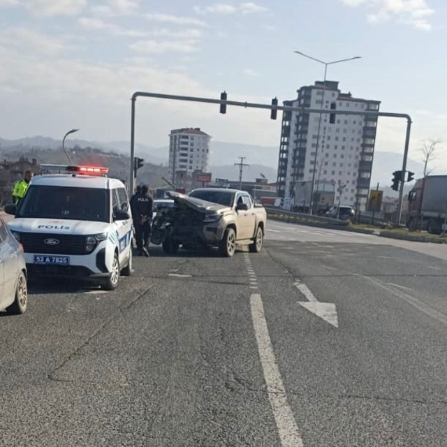 Ordu'da kamyonet ile ışık ihlali yapan hafif ticari araç çarpıştı; 2 yaralı