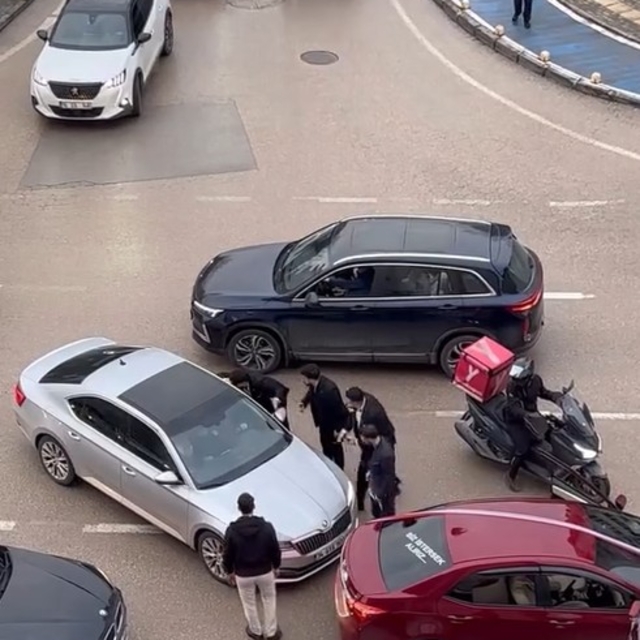 Düğün konvoyundaki araçların arasına girmek isteyen sürücünün otomobilini y...