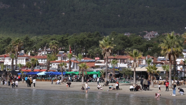 Akyaka'da güneşli hava sahilleri doldurdu