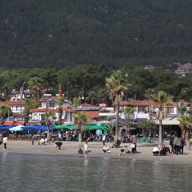 Akyaka'da güneşli hava sahilleri doldurdu