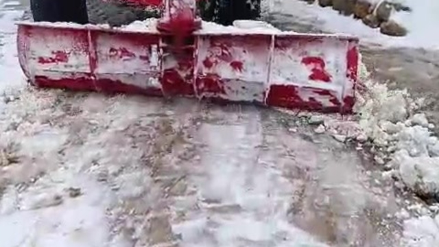 Batman'da muhtar, yolun kapanmaması için traktörle kar birikintilerini temizledi