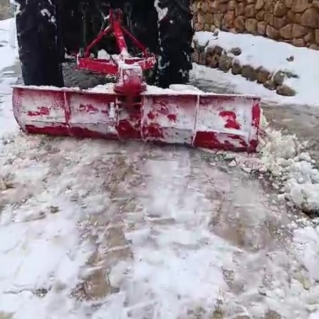 Batman'da muhtar, yolun kapanmaması için traktörle kar birikintilerini temi...
