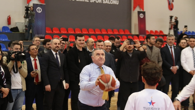 Bakandan NBA'ye taş çıkaran performans
Bakan Bak gençlerle beraber maç yaptı