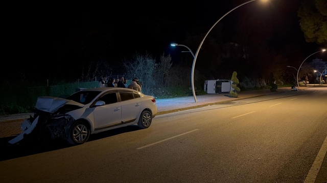 Gazipaşa'da park halindeki otomobile çarpan sürücü kaçtı