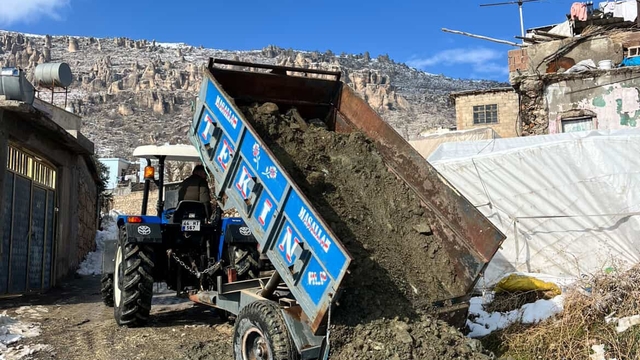 Köylüler el ele verdi, yarım bırakılan yolu birlikte yaptı