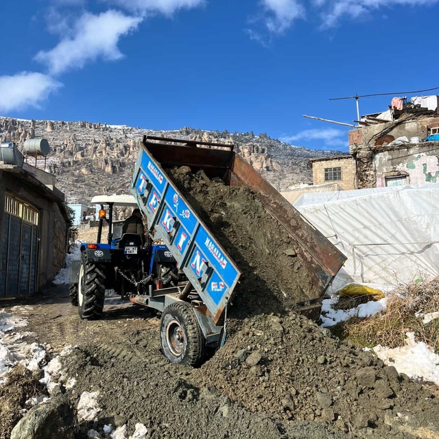 Köylüler el ele verdi, yarım bırakılan yolu birlikte yaptı