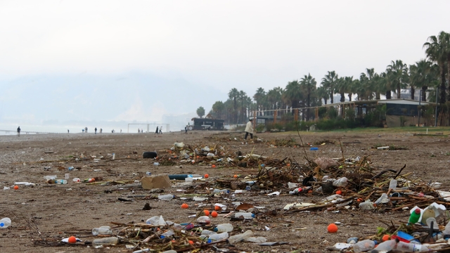 Fırtınayla birlikte dalgaların getirdiği çöpler sahilde toplandı