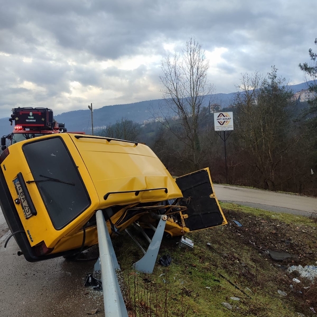 Karabük'te otomobil demir bariyere çarptı: 1 yaralı