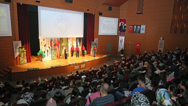 Talas'ta çocuklar için Körebe tiyatro oyunu sahnelendi