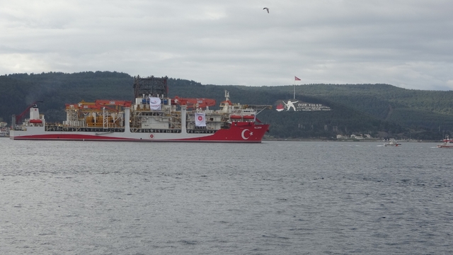 Türk sondaj gemisi Yıldırım Çanakkale Boğazı'ndan geçti
Yıldırım, Karadeniz'deki görevi için Çanakkale Boğazı'ndan geçti