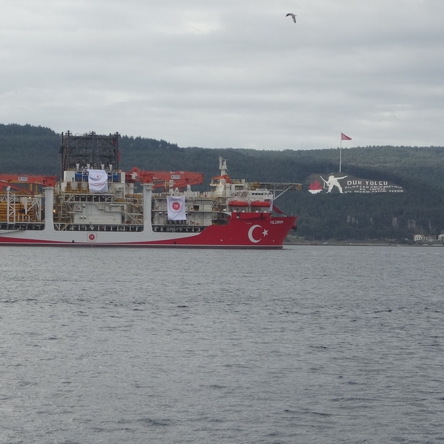 Türk sondaj gemisi Yıldırım Çanakkale Boğazı'ndan geçti
Yıldırım, Karadeniz...