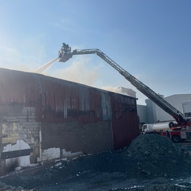 Hatay'da mobilya atölyesinde yangın (2)