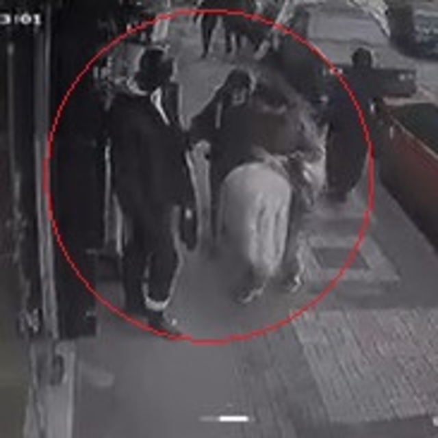 Mağaza önündeki kıyafetleri çaldılar; o anlar kamerada