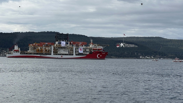 Yıldırım derin deniz sondaj gemisi, Çanakkale Boğazı'ndan geçti