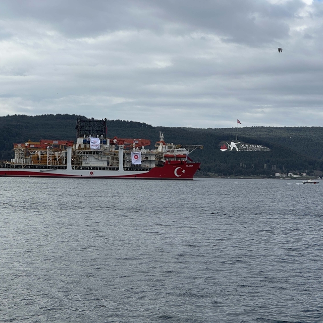Yıldırım derin deniz sondaj gemisi, Çanakkale Boğazı'ndan geçti