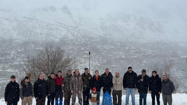 Erzincan'da yabani hayvanlar için karla kaplı arazilere yem bırakıldı