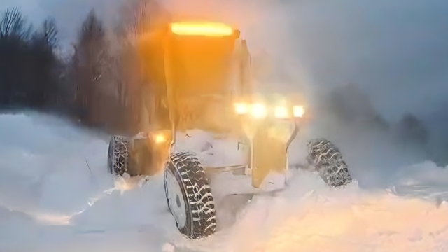 Tokat'ta karda mahsur kalan minibüstekiler kurtarıldı