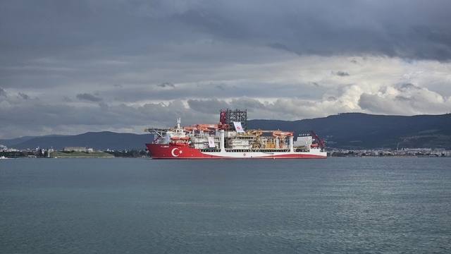 Derin deniz sondaj gemisi "Yıldırım" Çanakkale Boğazı'ndan geçti