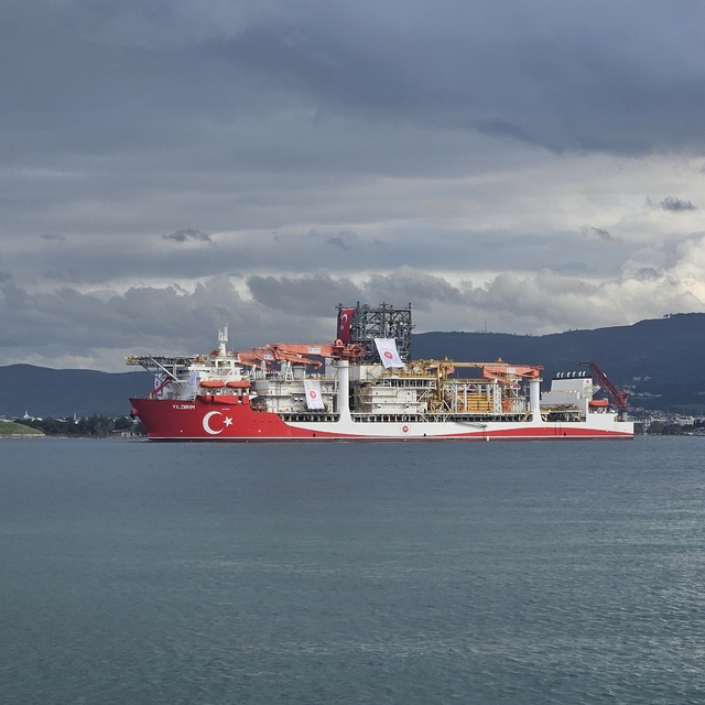Derin deniz sondaj gemisi "Yıldırım" Çanakkale Boğazı'ndan geçti