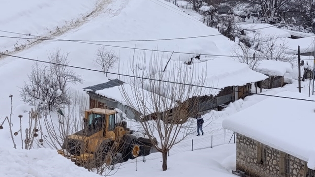 Tunceli'de karla mücadele çalışmalarını aralıksız sürdürüyor
