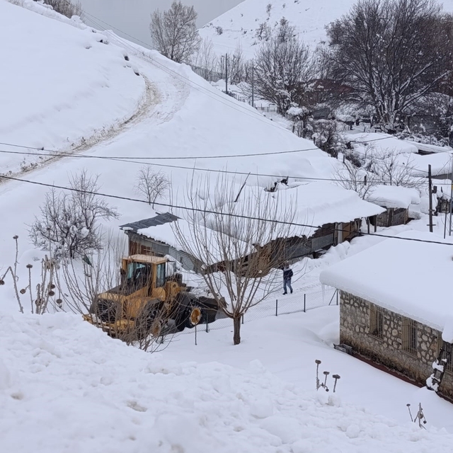 Tunceli'de karla mücadele çalışmalarını aralıksız sürdürüyor