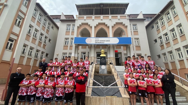 Sivas Şehit Adnan Saka Ortaokulu voleybol takımından 2 öğrenci milli takım kampına çağrıldı