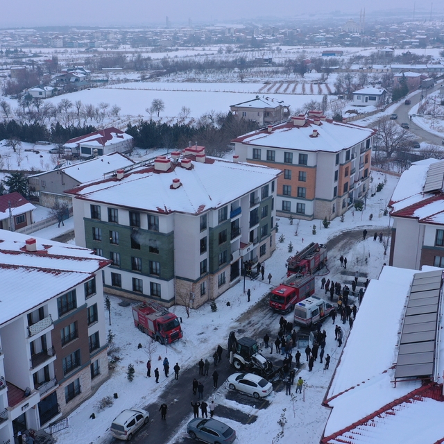Elazığ'da binada çıkan yangında 11 kişi dumandan etkilendi