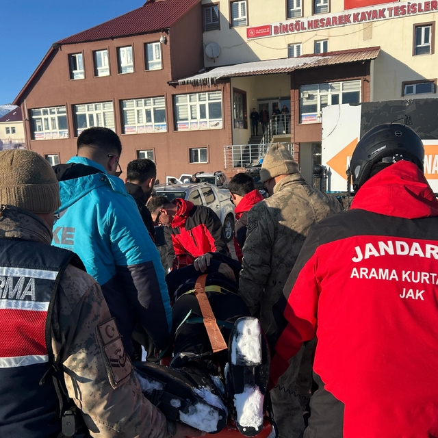 Kayak merkezinde düşerek yaralanan şahsın yardımına JAK ve UMKE yetişti