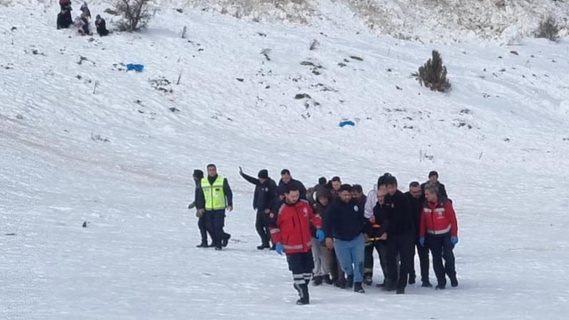 Kayak yaparken ayağı kırıldı, ambulans helikopterle hastaneye kaldırıldı