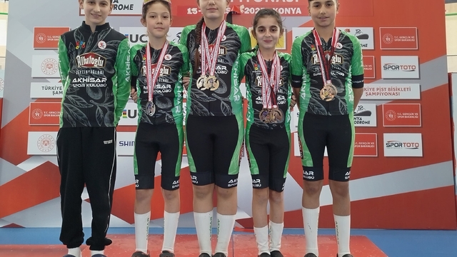 Akhisarlı bisikletçiler Konya Velodromu'nda kürsüye damga vurdu