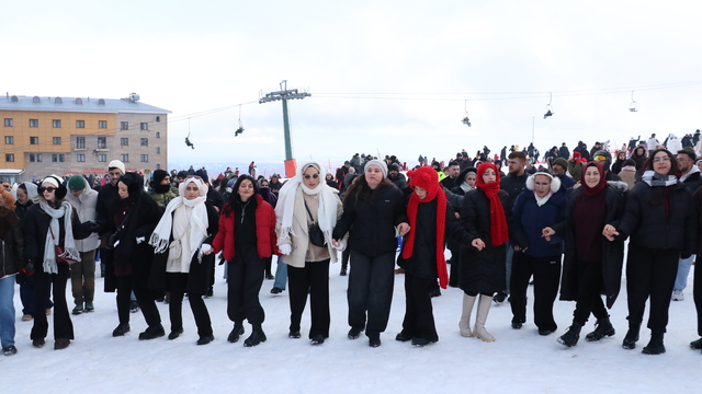 Samsun'da düzenlenen festivalde 1 ton hamsi ikram edildi