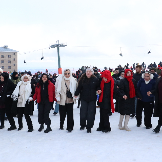 Samsun'da düzenlenen festivalde 1 ton hamsi ikram edildi