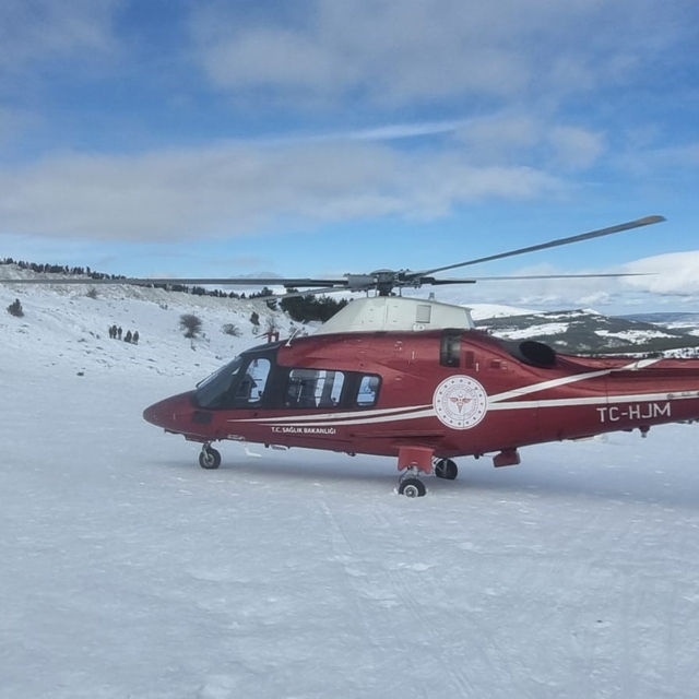 Kayakta düşerek ayağını kıran genç hava ambulansıyla hastaneye kaldırıldı